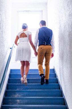 Gelin ve damat Gelinlik düğün gününde merdiven çıkma el çift birlikte tutarak seviyorum