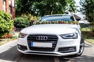 Koblenz Almanya 31.08.2018 düğün araba, düğün süslemeleri ile Audi