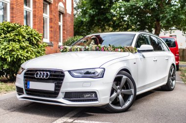 Koblenz Almanya 31.08.2018 düğün araba, düğün süslemeleri ile Audi