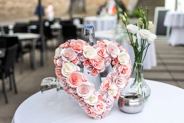 Винтажное сердце из цветов на деревянной текстуре свадьбы или День святого Валентина сердце цветов — стоковое фото