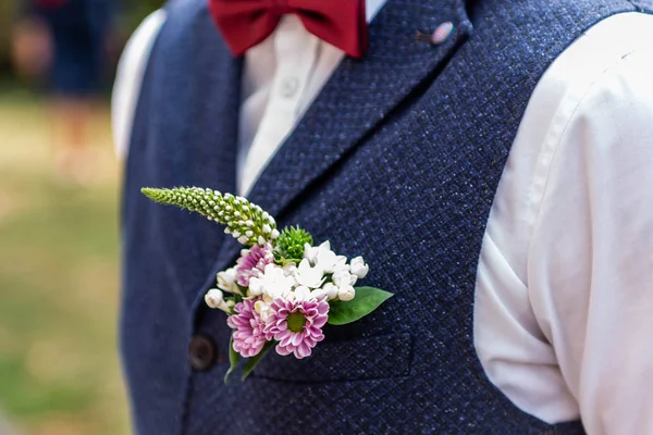 Flores rosas boutonniere novio de flores abrigo de boda con chaleco — Foto de Stock