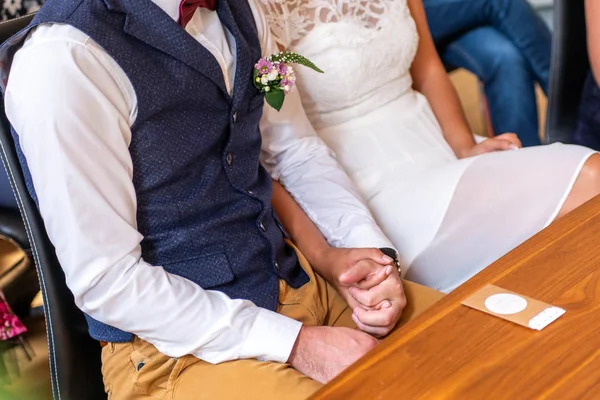 Ung gift par innehav händer under ceremonin bröllopsdag — Stockfoto