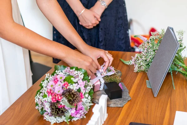 Romantik evlilik çift düğün sembolü aşk yüzük anahtarı parmağında koyarak