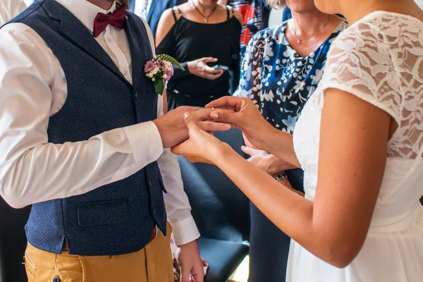 Romantik evlilik çift düğün sembolü aşk yüzük anahtarı parmağında koyarak — Stok fotoğraf