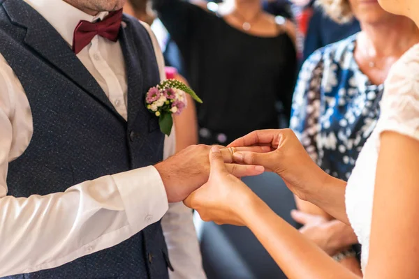 Romantik evlilik çift düğün sembolü aşk yüzük anahtarı parmağında koyarak — Stok fotoğraf