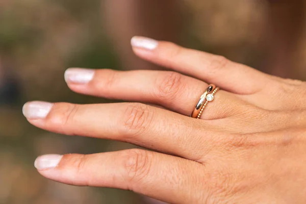 Main de mariée avec bague de mariage détail gros plan — Photo