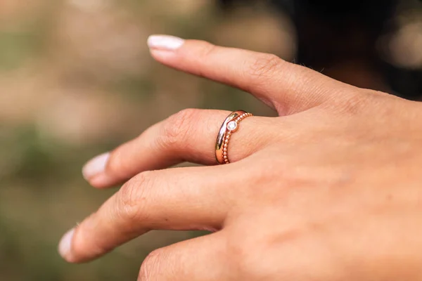 Νύφη χέρι με το γαμήλιο δαχτυλίδι closeup λεπτομέρεια — Φωτογραφία Αρχείου