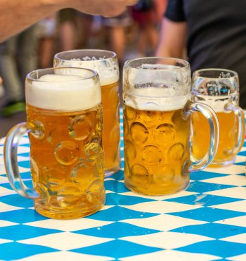 Bavyera bira Close-up 1 litre bira tablo decoation Octoberfest, üzerinde gözlük