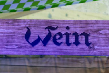 nerede insanlar alkol satın alabilirsiniz şarap bölgeye atıfta Alman oktoberfest barda ahşap işaretleri