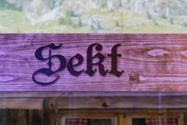 nerede insanlar alkol satın alabilirsiniz şampanya sekt bölgeye atıfta Alman oktoberfest, ahşap işaretler