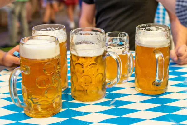 Primer plano de vasos de cerveza bavariana 1 litro Cerveza en decoación de mesa en el Octoberfest — Foto de Stock