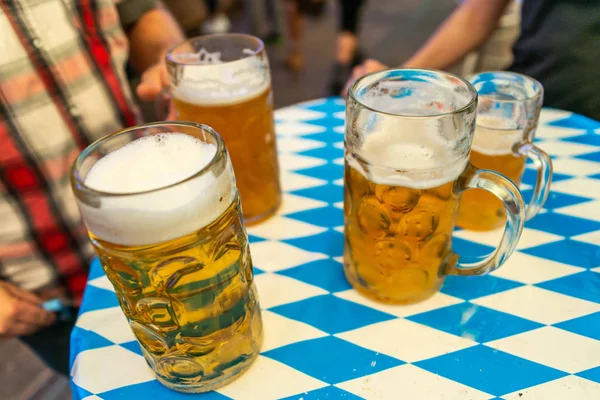 Primer plano de vasos de cerveza bavariana 1 litro Cerveza en decoación de mesa en el Octoberfest —  Fotos de Stock