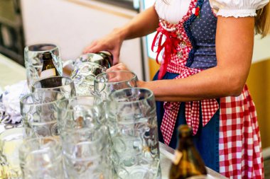 Onları bira arka plan Oktoberfest gözlük ile doldurma kupalar tutan bir dirndl güzel kız