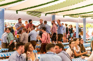 Koblenz Almanya-26.09.2018 insanlar parti Ekim Festivali'nde Avrupa'da konser tipik bira çadır sahne sırasında