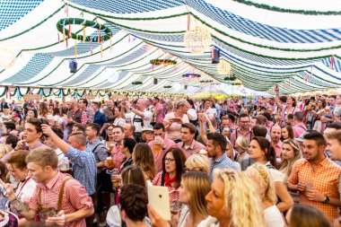 Koblenz Almanya-26.09.2018 insanlar parti Ekim Festivali'nde Avrupa'da konser tipik bira çadır sahne sırasında