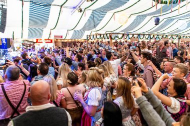 Koblenz Almanya-26.09.2018 insanlar parti Ekim Festivali'nde Avrupa'da konser tipik bira çadır sahne sırasında