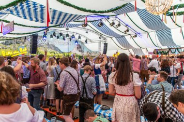 Koblenz Almanya-26.09.2018 insanlar parti Ekim Festivali'nde Avrupa'da konser tipik bira çadır sahne sırasında