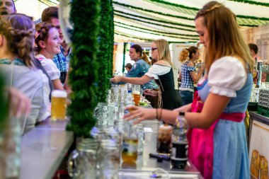 Koblenz Almanya-26.09.2018 onları bira arka plan Oktoberfest gözlük ile doldurma kupalar tutan bir dirndl güzel kız.