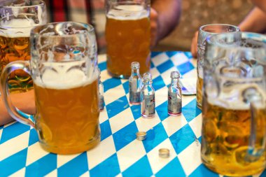 Koblenz Almanya-26.09.2018 Bavyera bira Close-up 1 litre bitburger bira tablo decoation Octoberfest, üzerinde gözlük