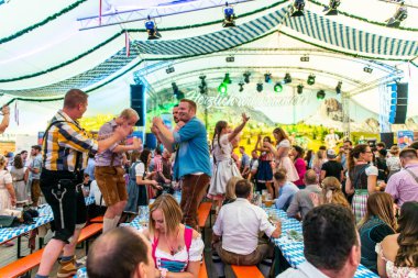 Koblenz Almanya-26.09.2018 insanlar parti Ekim Festivali'nde Avrupa'da konser tipik bira çadır sahne sırasında
