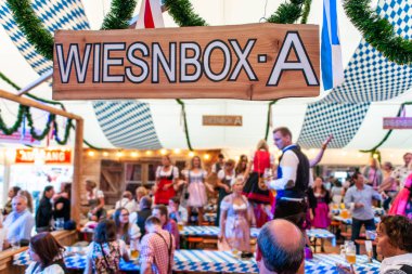 Koblenz Almanya-26.09.2018 insanlar parti Ekim Festivali'nde Avrupa'da konser tipik bira çadır sahne sırasında