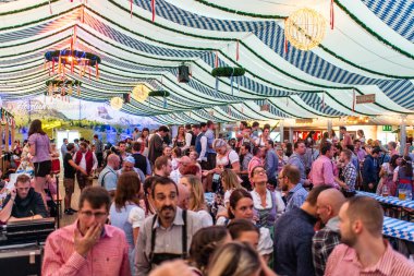Koblenz Almanya-26.09.2018 insanlar parti Ekim Festivali'nde Avrupa'da konser tipik bira çadır sahne sırasında