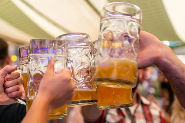 Koblenz Alemania 26.09.2013 Un grupo de jóvenes Amigos brindando con vasos de cerveza bitburger — Foto de Stock