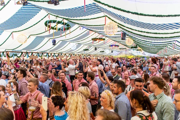 Koblenz Germania 26.09.2018 la gente festeggia all'Oktoberfest in Europa durante un concerto Scena tipica della tenda da birra — Foto Stock