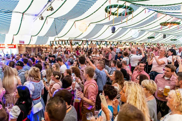 Koblenz Germania 26.09.2018 la gente festeggia all'Oktoberfest in Europa durante un concerto Scena tipica della tenda da birra — Foto Stock