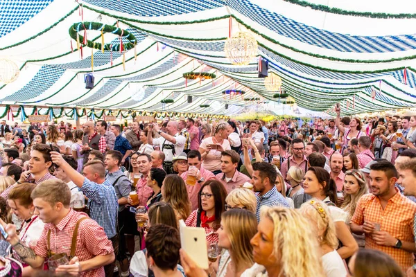 Koblenz Alemanha -26.09.2018 festa de pessoas no Oktoberfest na Europa durante um concerto cena típica da barraca de cerveja — Fotografia de Stock