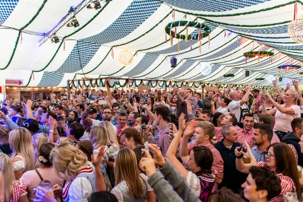 Koblenz Germania 26.09.2018 la gente festeggia all'Oktoberfest in Europa durante un concerto Scena tipica della tenda da birra — Foto Stock