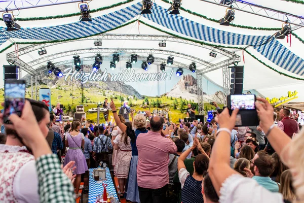 Koblenz Germania 26.09.2018 folla applaude il cantante tedesco mickie krause durante l'Oktoberfest party musica tradizionale — Foto Stock