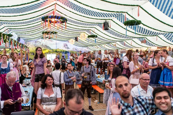 Koblenz, Německo-26.09.2018 lidé strana na Oktoberfestu v Evropě během koncertu typickou pivní stan scény — Stock fotografie