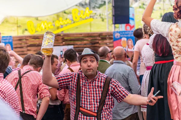 Koblenz Almanya-26.09.2018 insanlar parti Ekim Festivali'nde Avrupa'da konser tipik bira çadır sahne sırasında