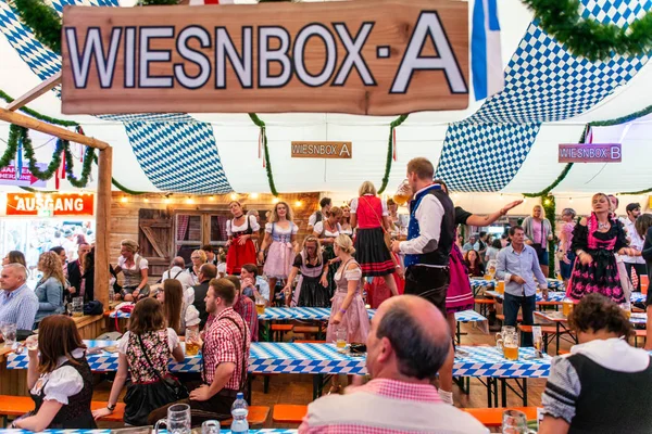 Koblenz Tyskland-26.09.2018 folk party på Oktoberfest i Europa under en konsert typiska öl tältet scen — Stockfoto