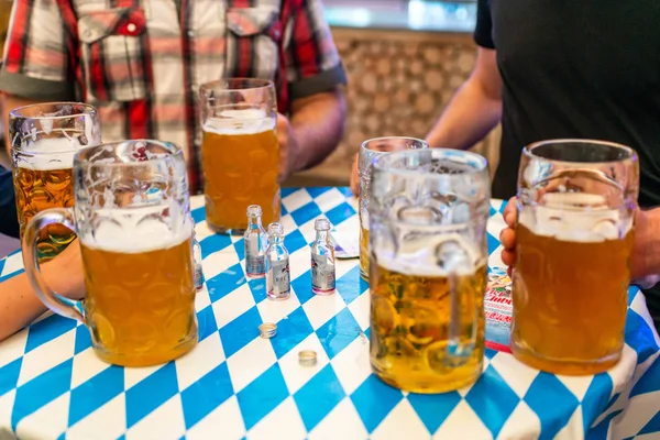 Koblenz, Duitsland-26.09.2018 Close-up van Beierse bier glazen 1 liter bitburger bier op tafel decoation op het Octoberfest — Stockfoto