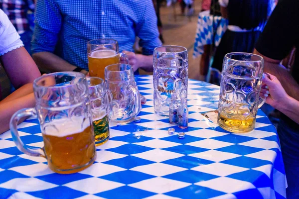 Koblenz Tyskland-26.09.2018 närbild av bayerskt öl glasögon 1 liter bitburger öl på bordet decoation på Octoberfest — Stockfoto