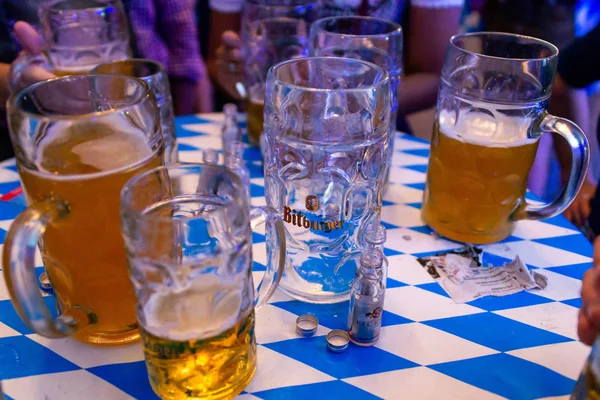 Koblenz, Duitsland-26.09.2018 Close-up van Beierse bier glazen 1 liter bitburger bier op tafel decoation op het Octoberfest — Stockfoto