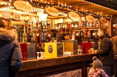 Gece tarafından bir geleneksel Noel Pazar üzerinde mulled şarap satan Bar Koblenz Almanya 16.12.2017