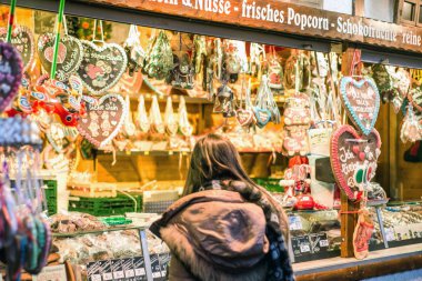 Koblenz Almanya 16.12.2017 Noel pazarı eski kasaba Koblenz satan geleneksel tatlılar ve gingerbread