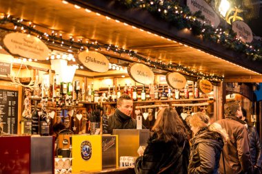 Gece tarafından bir geleneksel Noel Pazar üzerinde mulled şarap satan Bar Koblenz Almanya 16.12.2017