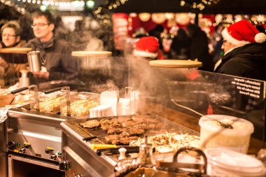 Koblenz Almanya 16.12.2017 imbiss gıda et ve sosis geleneksel Noel Pazar geceleri satış