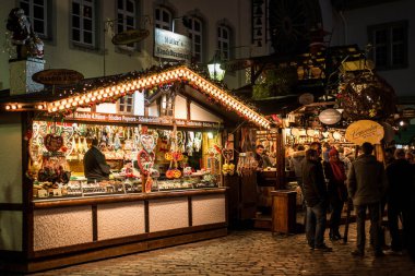 Koblenz Almanya 16.12.2017 Noel pazarı eski kasaba Koblenz satan geleneksel tatlılar ve gingerbread