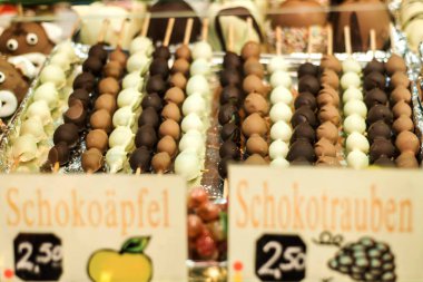 Koblenz Almanya 16.12.2017 Noel pazarı eski kasaba Koblenz satan geleneksel tatlılar ve gingerbread