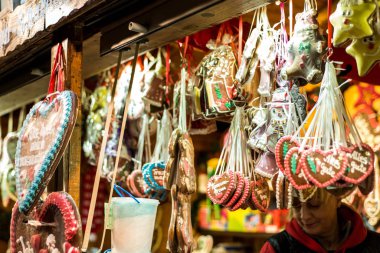 Koblenz Almanya 16.12.2017 Noel pazarı eski kasaba Koblenz satan geleneksel tatlılar ve gingerbread