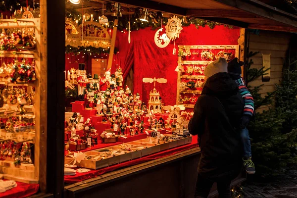 Koblenz Duitsland 16.12.2017 Kerstmarkt kraam in Old Town op de verkoop van giften, speelgoed en decoratie — Stockfoto