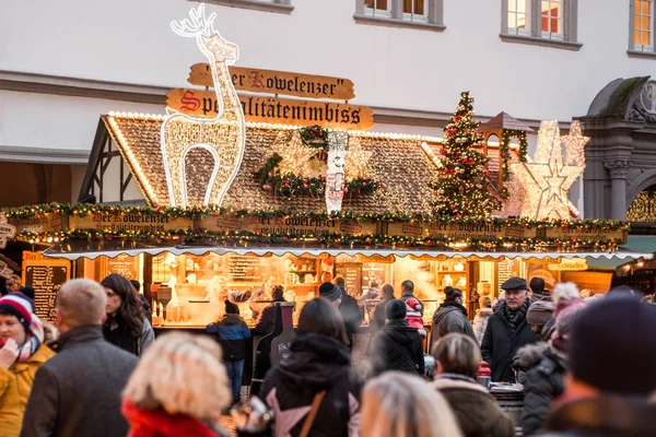 Koblenz GERMANY 16.12.2017 ขายเนื้อสัตว์และไส้กรอก ตลาดคริสต์มาสแบบดั้งเดิมในเวลากลางคืน — ภาพถ่ายสต็อก