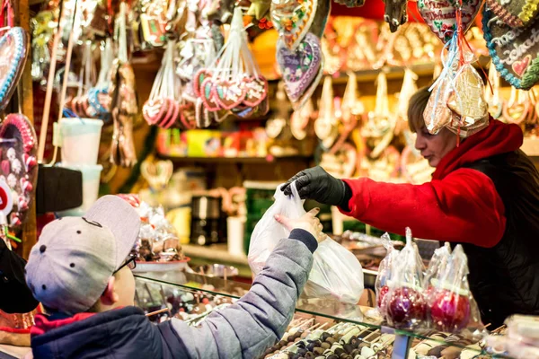 Koblenz Alemanha 16.12.2017 Mercado de Natal na cidade velha de Koblenz Vendendo doces tradicionais e pão de gengibre — Fotografia de Stock