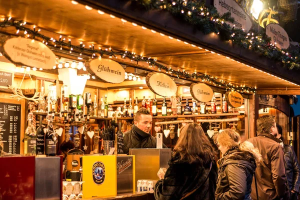 Koblenz Tyskland 16.12.2017 bar som säljer glögg på en traditionell julmarknad på natten — Stockfoto