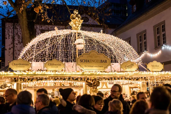 Koblenz Duitsland 16.12.2017 bar glühwein op een traditionele Kerstmarkt verkoop per nacht — Stockfoto